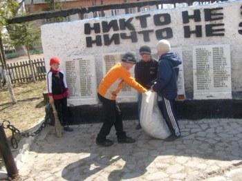 Уход за памятником Павшим воинам в Великой Отечественной войне 